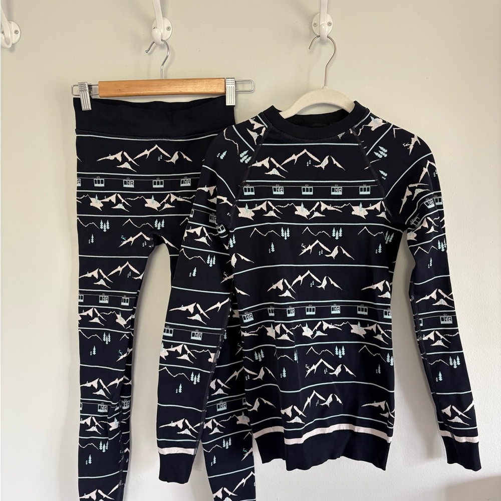 Women’s Navy Mountain-Print Base Layer Set - Long Sleeve Top & Leggings